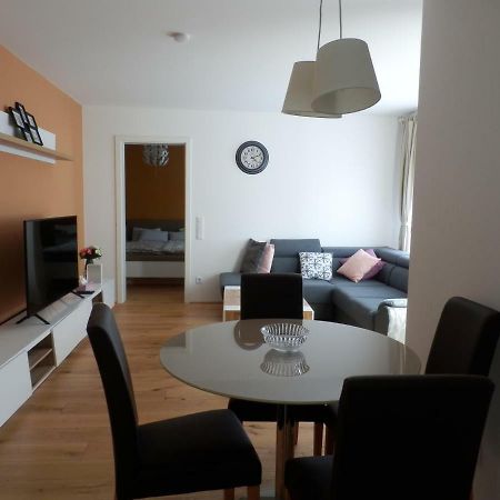 Апартаменти Spacious, Modern 1-Bdrm Apt Near Vic & Austria Ctr Відень Екстер'єр фото