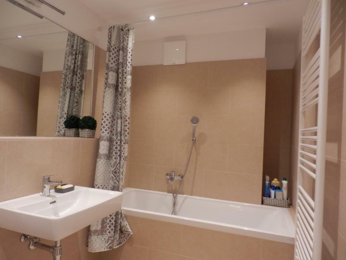 Апартаменти Spacious, Modern 1-Bdrm Apt Near Vic & Austria Ctr Відень Екстер'єр фото
