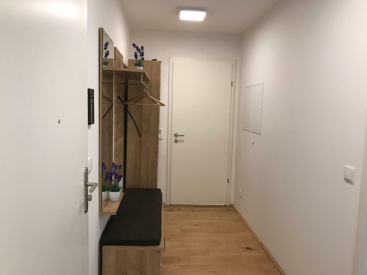 Апартаменти Spacious, Modern 1-Bdrm Apt Near Vic & Austria Ctr Відень Екстер'єр фото