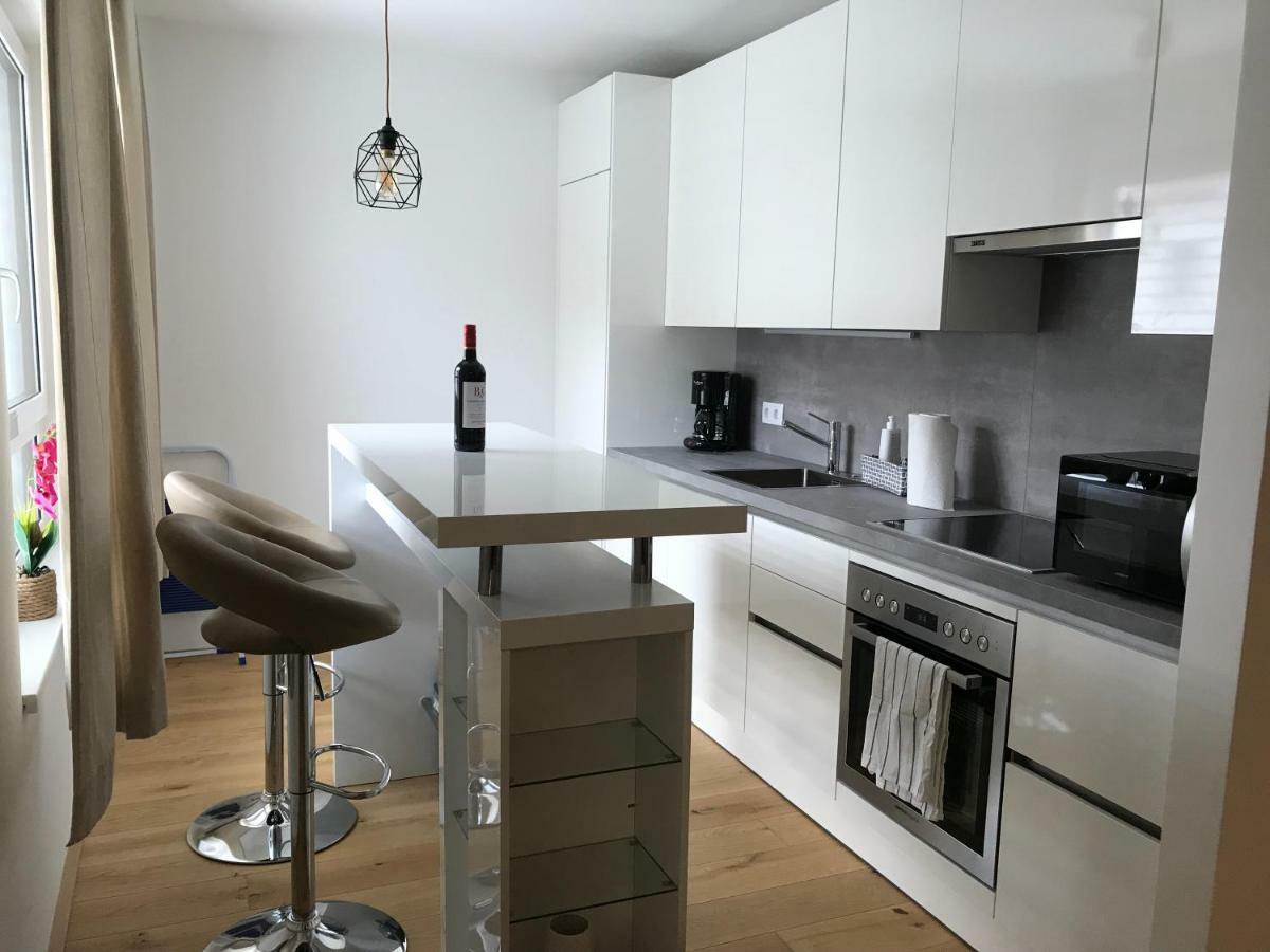 Апартаменти Spacious, Modern 1-Bdrm Apt Near Vic & Austria Ctr Відень Екстер'єр фото