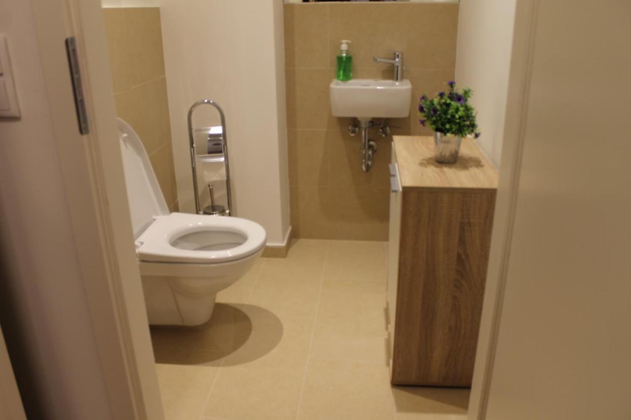 Апартаменти Spacious, Modern 1-Bdrm Apt Near Vic & Austria Ctr Відень Екстер'єр фото